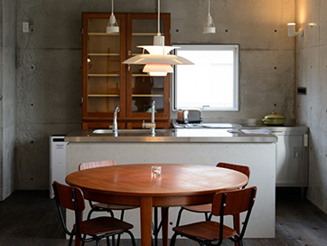 アンティーク家具が映える「スタイリッシュな家」