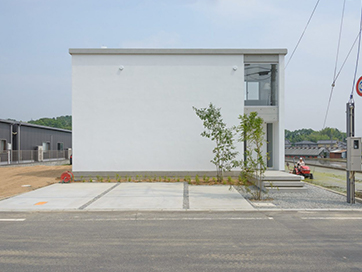 アンティーク家具が映える「スタイリッシュな家」