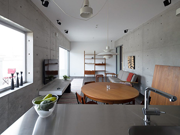 アンティーク家具が映える「スタイリッシュな家」