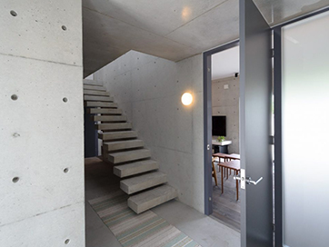 アンティーク家具が映える「スタイリッシュな家」