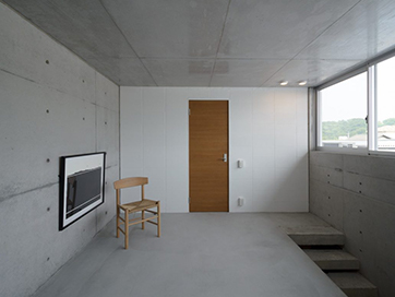 アンティーク家具が映える「スタイリッシュな家」